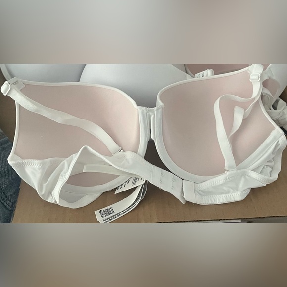 VS PINK NWT Victoria Secret Bra Size 38C - Picture 2 of 2